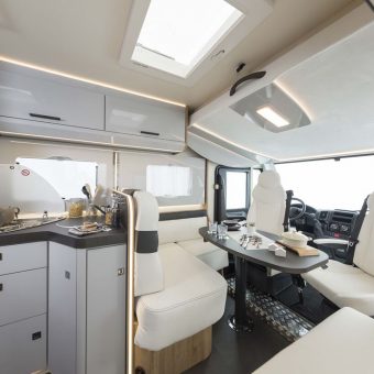 Autocaravana integral Zefiro 285 Magis 84 salón