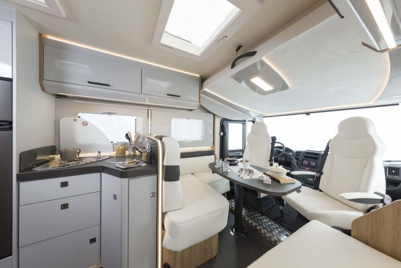 Autocaravana integral Zefiro 285 Magis 84 salón