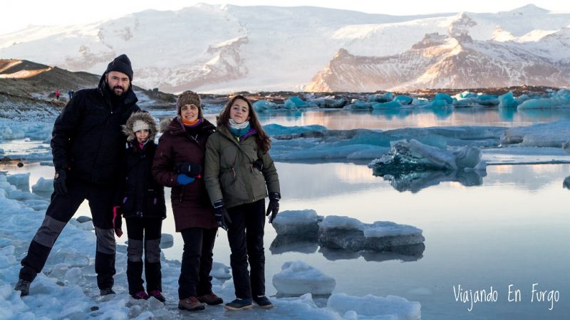 La família Viajando en Furgo en Islandia