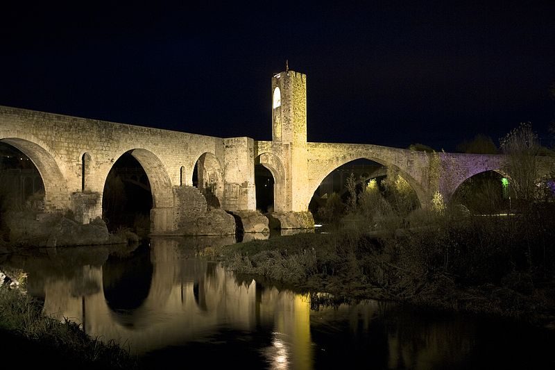 Puente de Besalú iluminado de noche