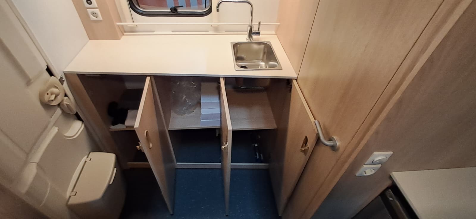 ADRIA AVIVA 300 LH 01 750 750KG 2026 LALBACARAVANING 9